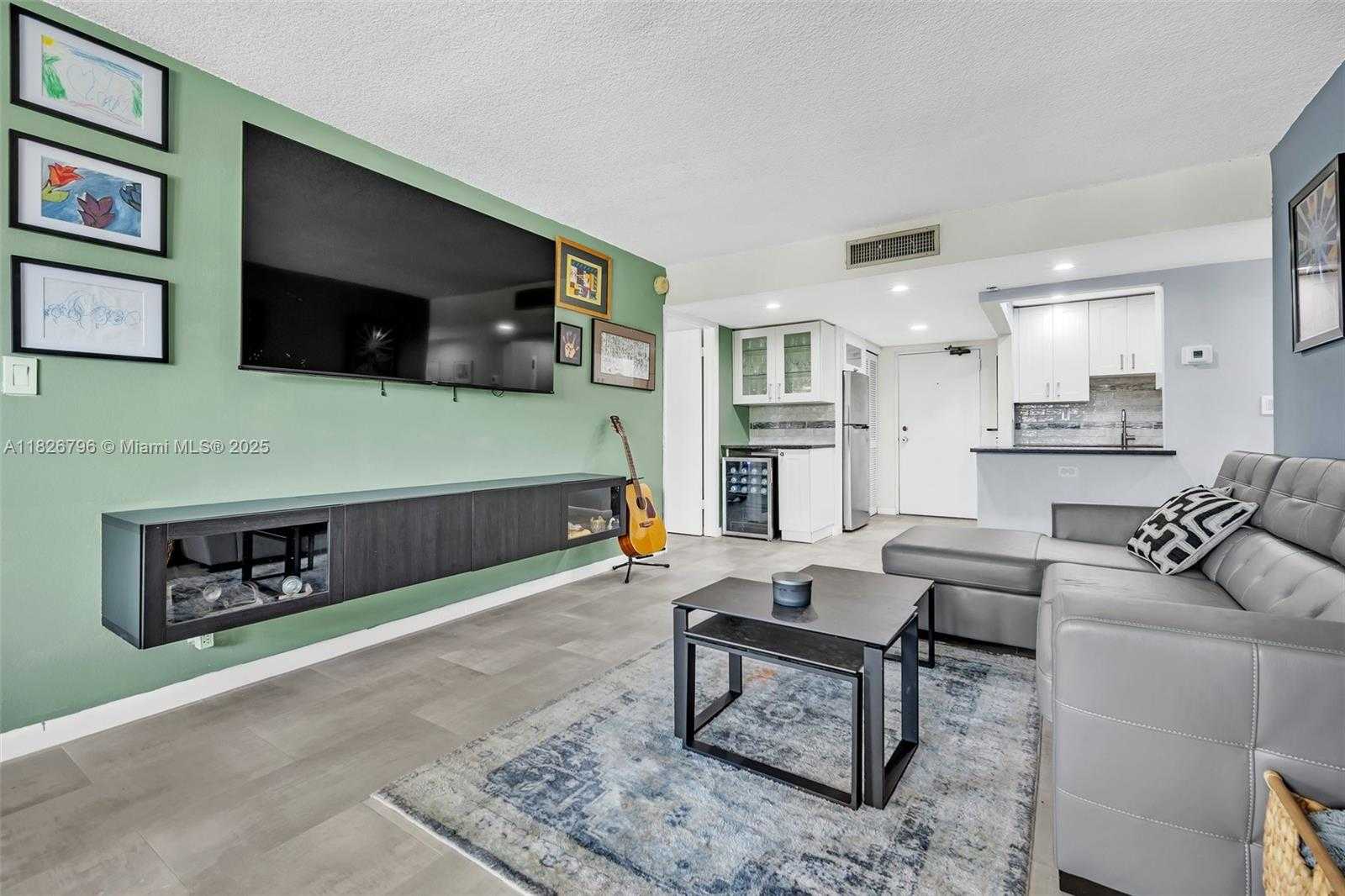 Small Image of 220 LAKEVIEW DR #308, Weston Number 5