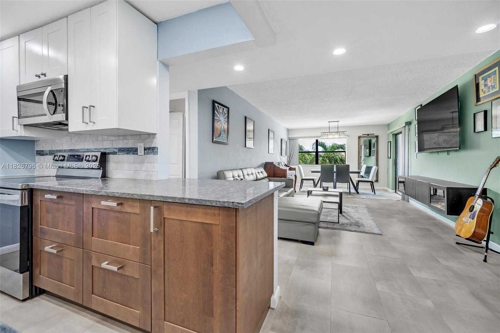 Small Image of 220 LAKEVIEW DR #308, Weston Number 7