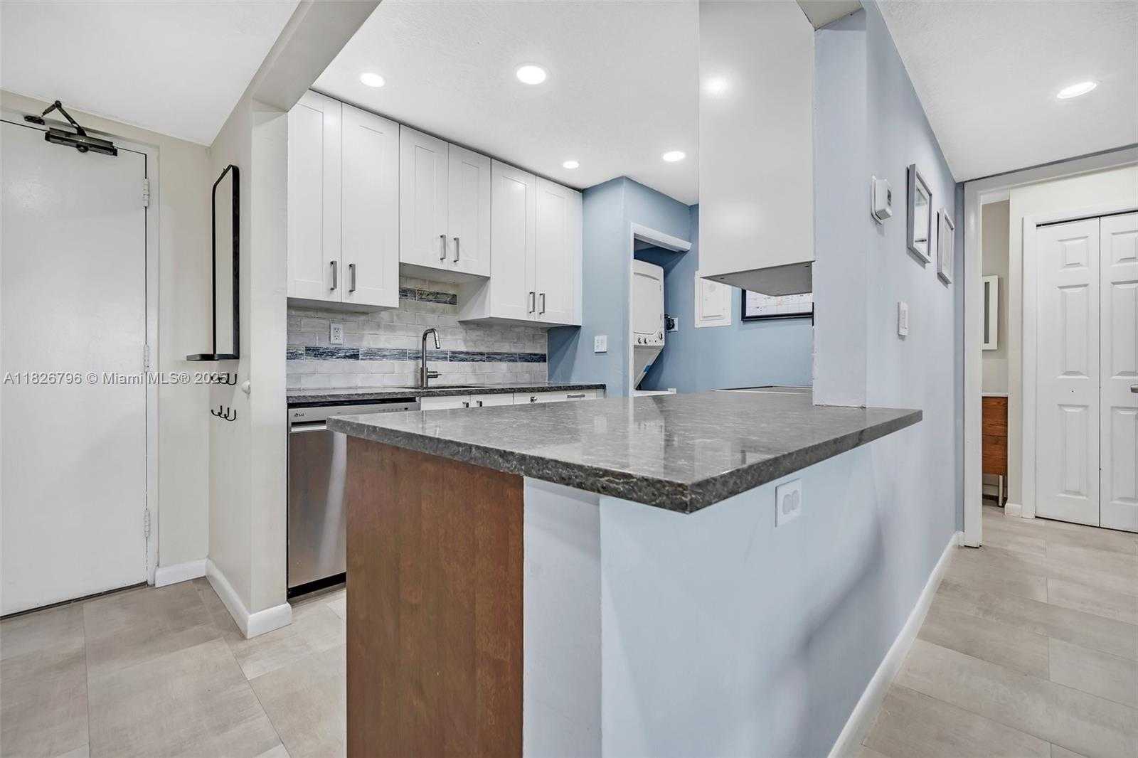 Small Image of 220 LAKEVIEW DR #308, Weston Number 8