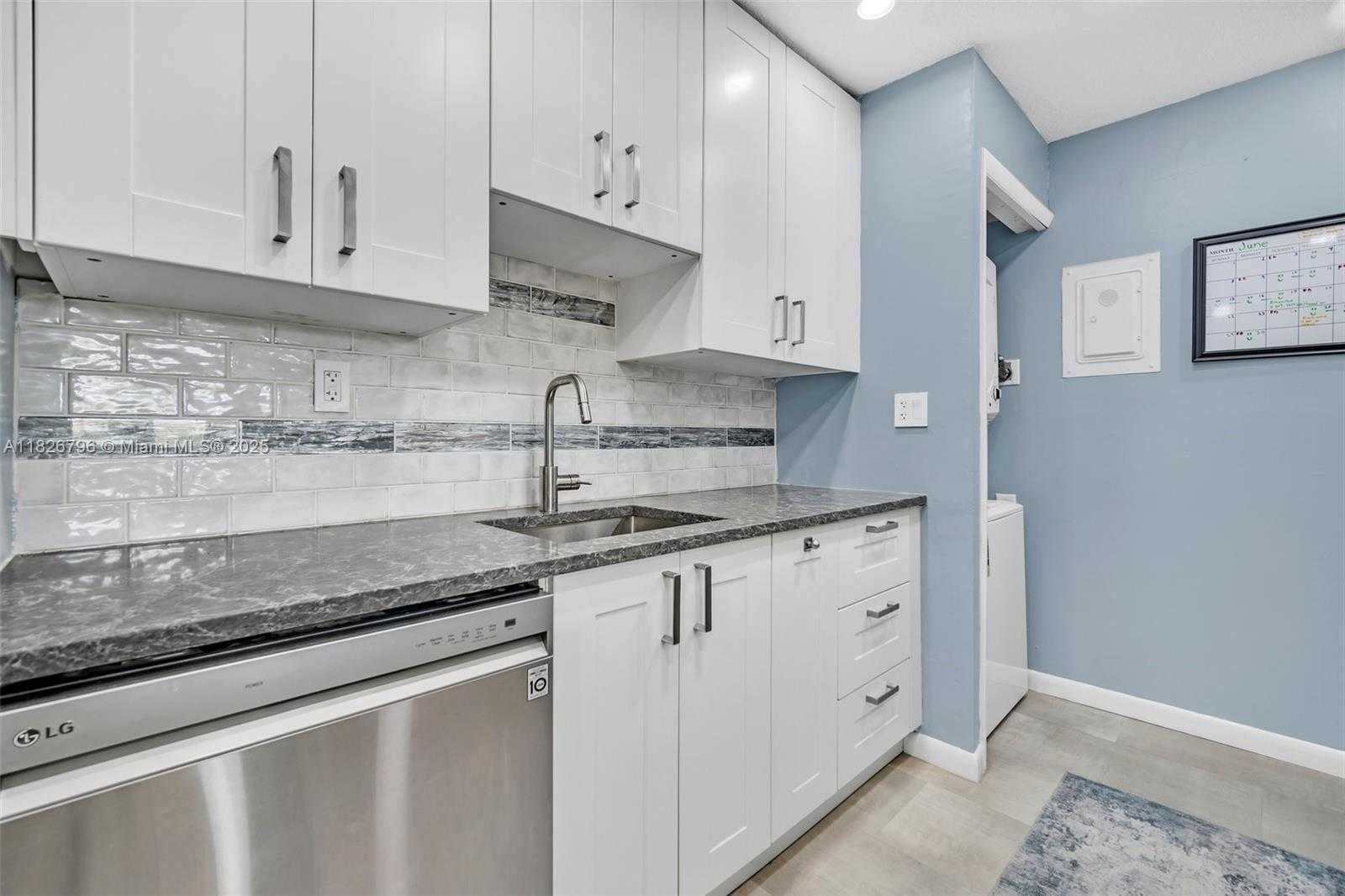Small Image of 220 LAKEVIEW DR #308, Weston Number 9