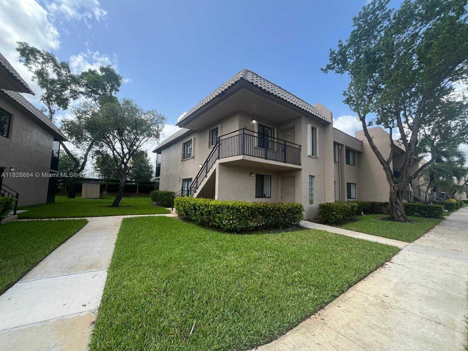 Small Image of 370 RACQUET CLUB RD #101, Weston Number 2