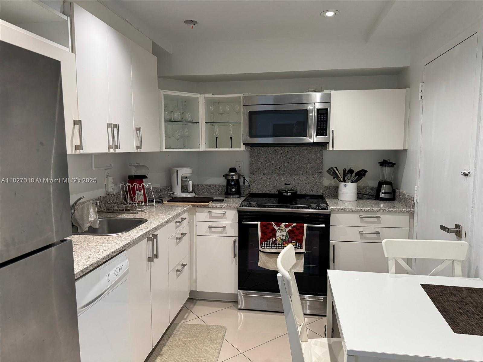 Small Image of 300 BAYVIEW DR #1009, Sunny Isles Beach Number 2