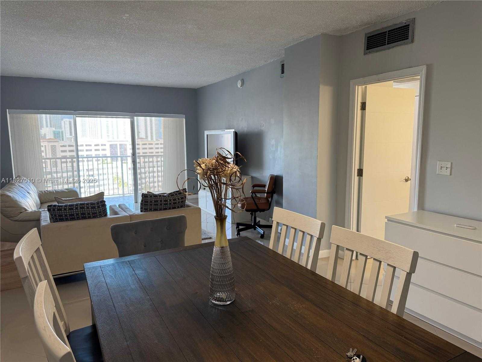Small Image of 300 BAYVIEW DR #1009, Sunny Isles Beach Number 3