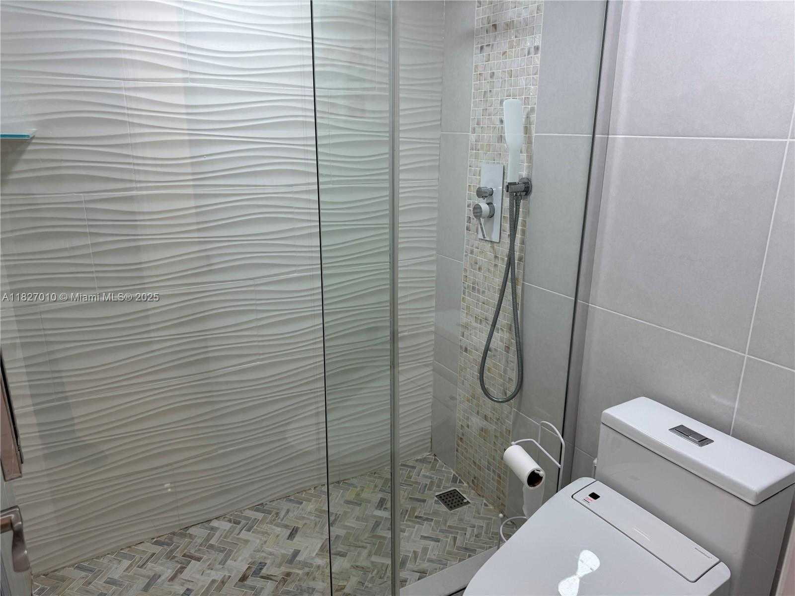 Small Image of 300 BAYVIEW DR #1009, Sunny Isles Beach Number 6