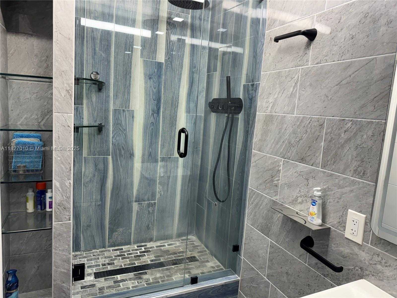 Small Image of 300 BAYVIEW DR #1009, Sunny Isles Beach Number 7