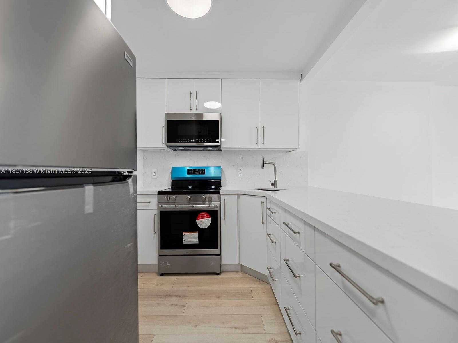 Small Image of 401 OCEAN DR #403, Miami Beach Number 14