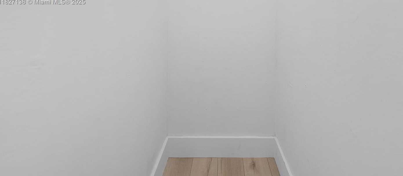 Small Image of 401 OCEAN DR #403, Miami Beach Number 9