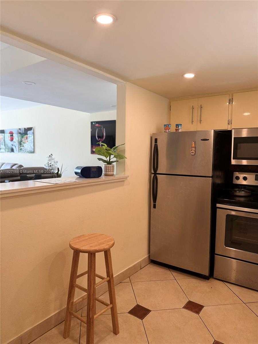 Small Image of 9365 FONTAINEBLEAU, Miami Number 13