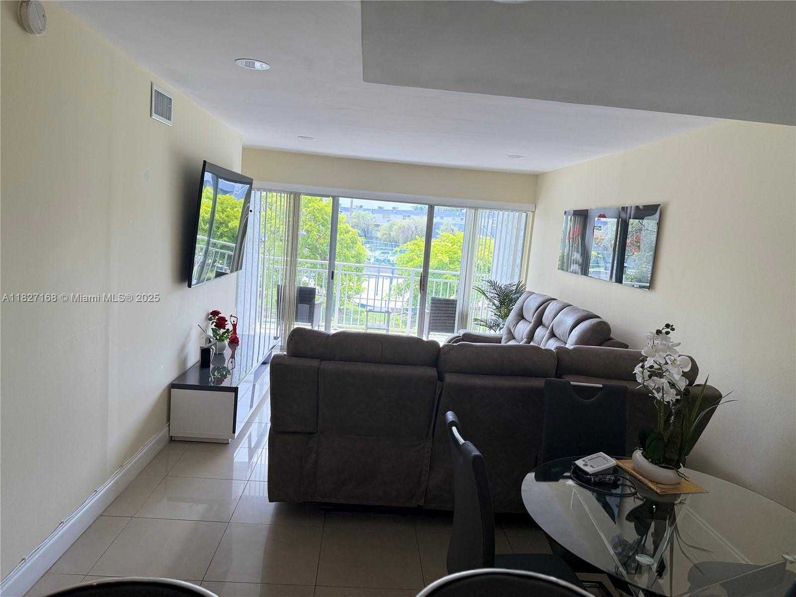 Small Image of 9365 FONTAINEBLEAU, Miami Number 16