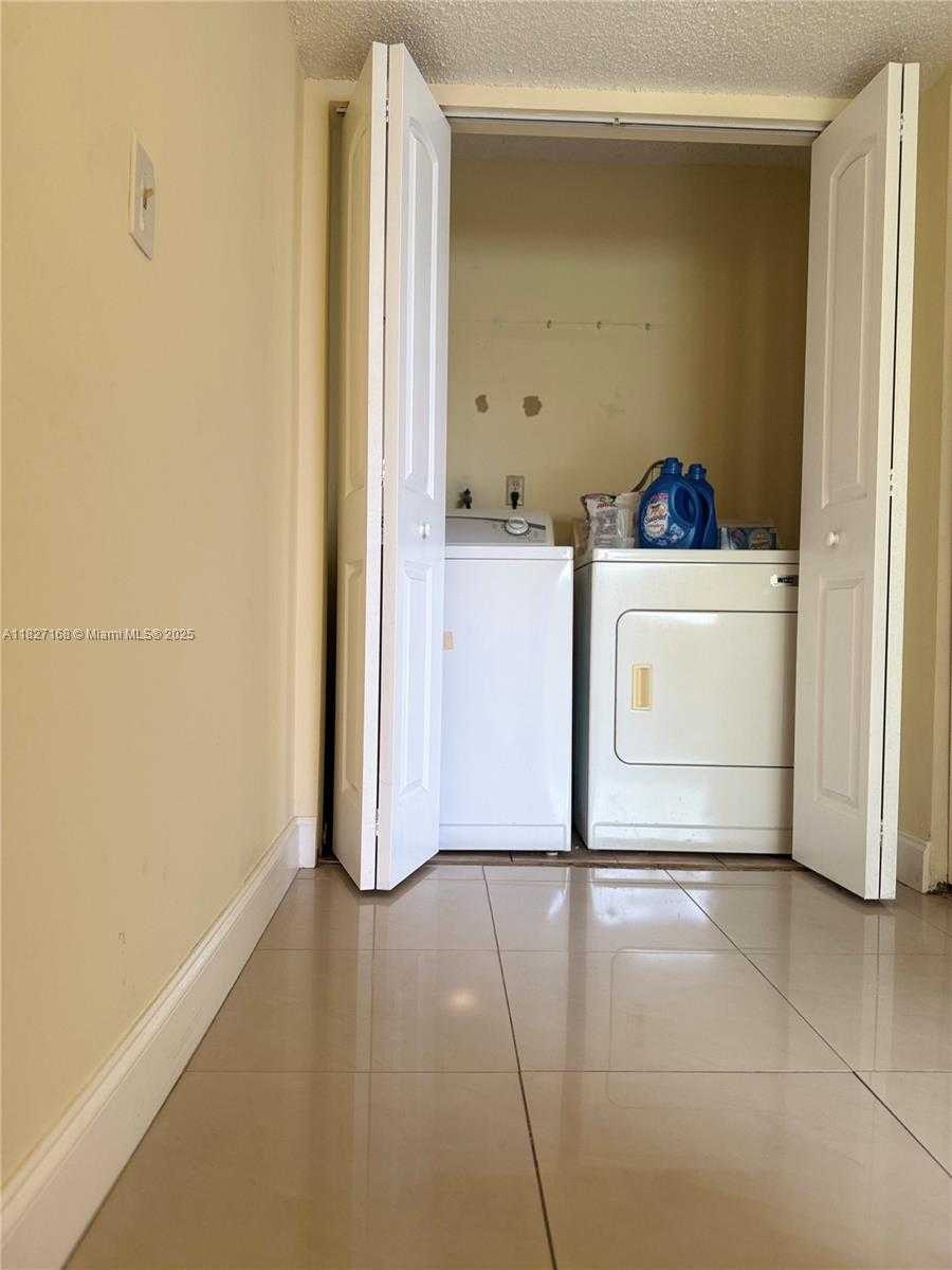 Small Image of 9365 FONTAINEBLEAU, Miami Number 19