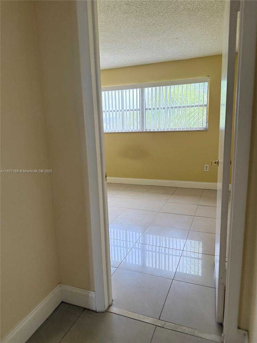 Small Image of 9365 FONTAINEBLEAU, Miami Number 25