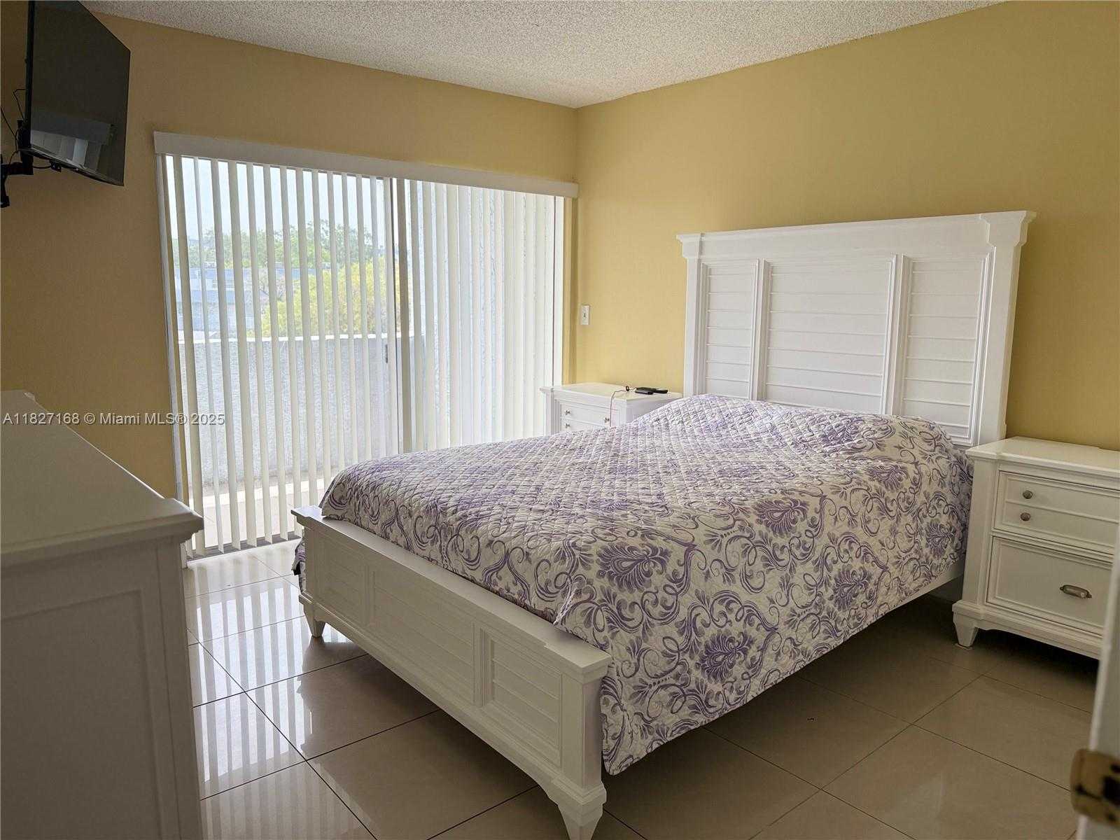 Small Image of 9365 FONTAINEBLEAU, Miami Number 28