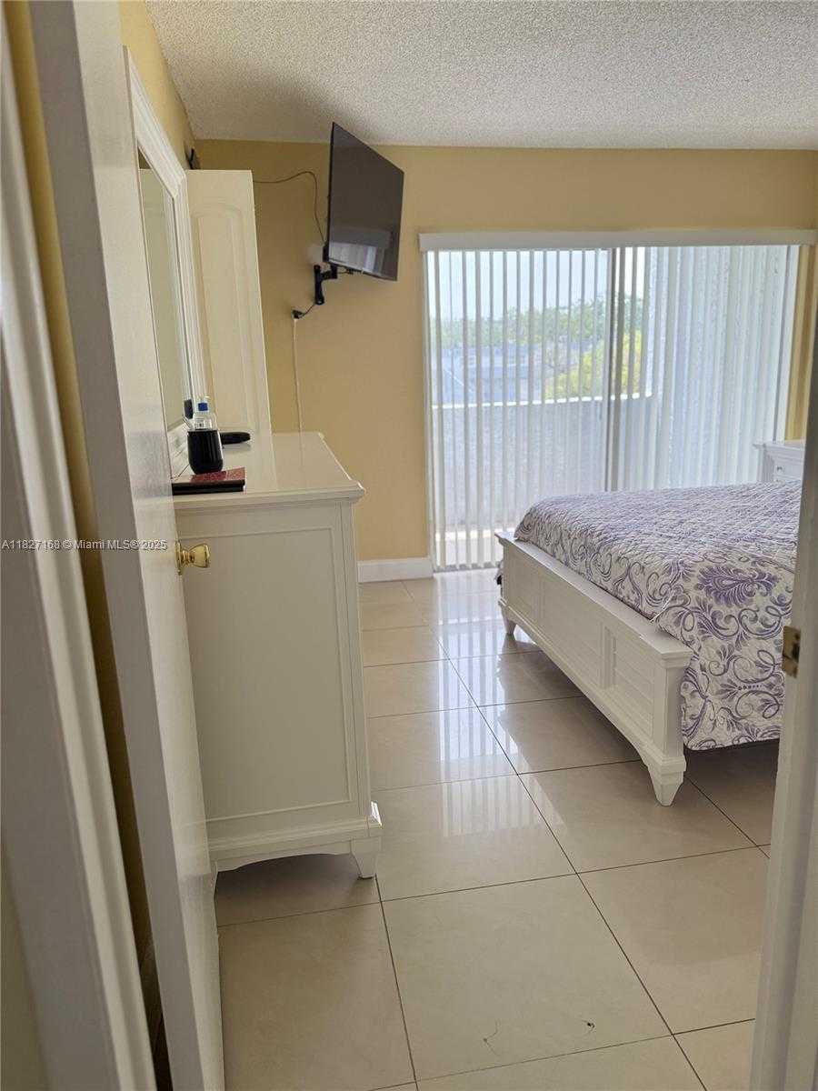 Small Image of 9365 FONTAINEBLEAU, Miami Number 29