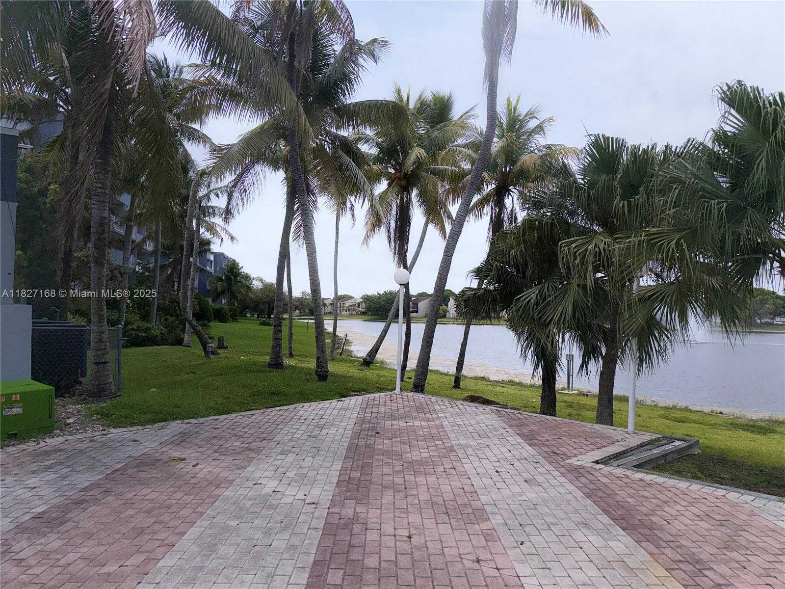 Small Image of 9365 FONTAINEBLEAU, Miami Number 3