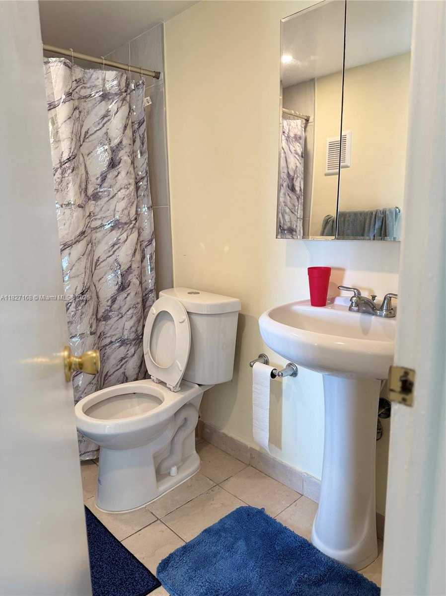 Small Image of 9365 FONTAINEBLEAU, Miami Number 31