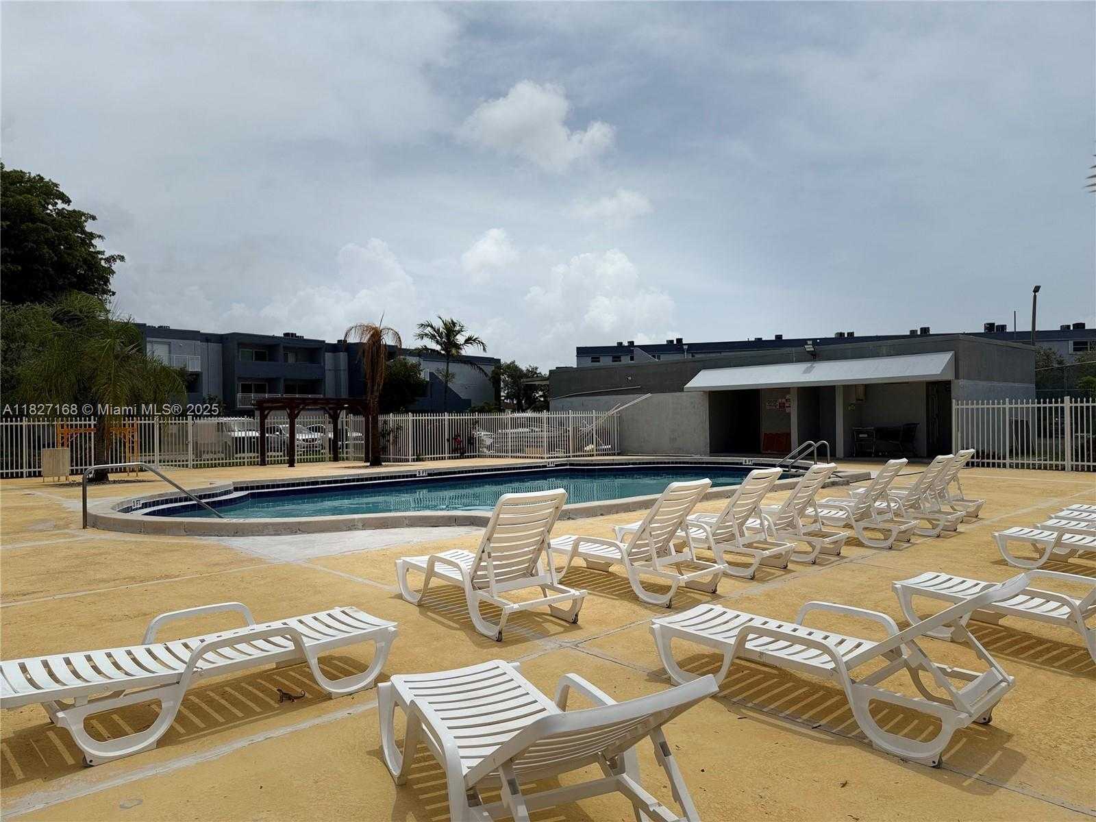 Small Image of 9365 FONTAINEBLEAU, Miami Number 36