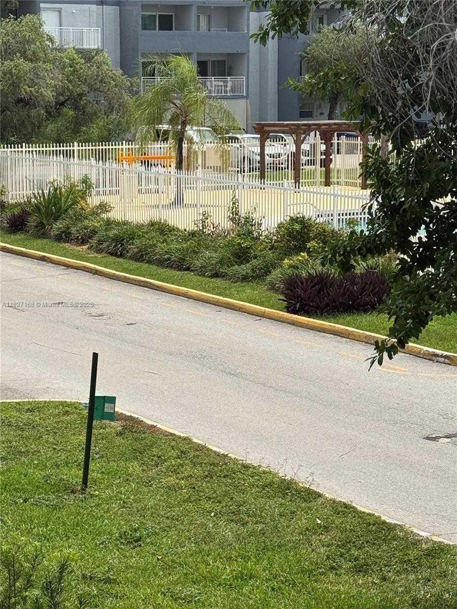 Small Image of 9365 FONTAINEBLEAU, Miami Number 37
