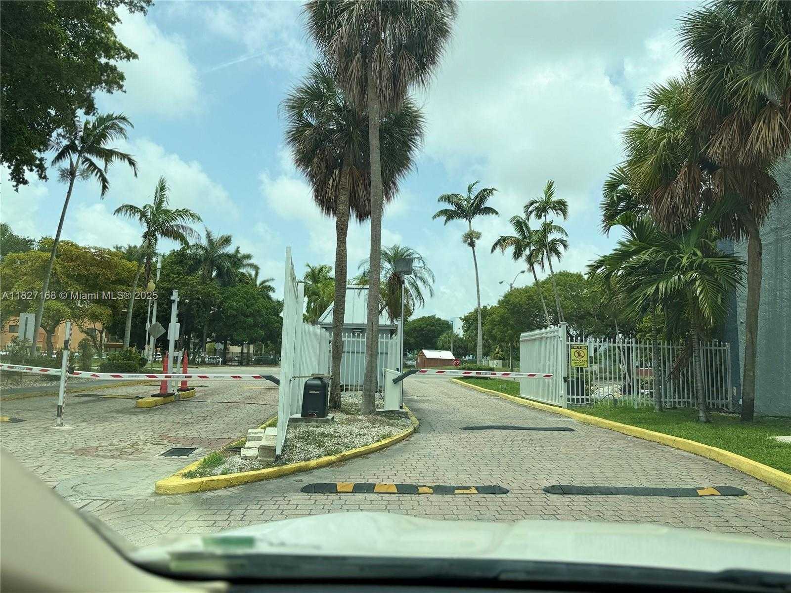 Small Image of 9365 FONTAINEBLEAU, Miami Number 39