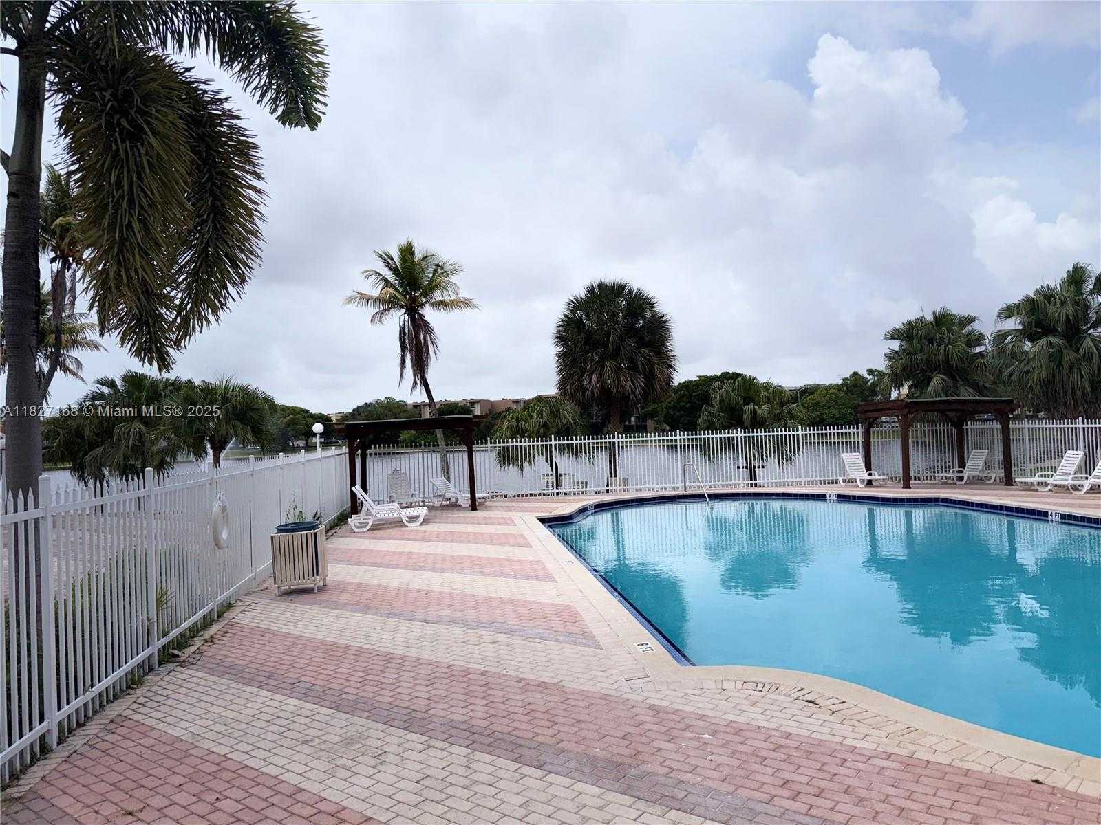 Small Image of 9365 FONTAINEBLEAU, Miami Number 4