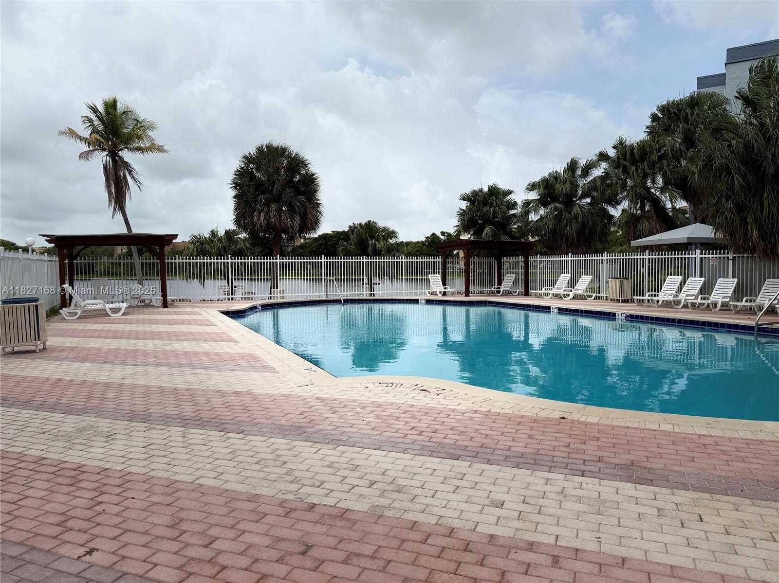 Small Image of 9365 FONTAINEBLEAU, Miami Number 5
