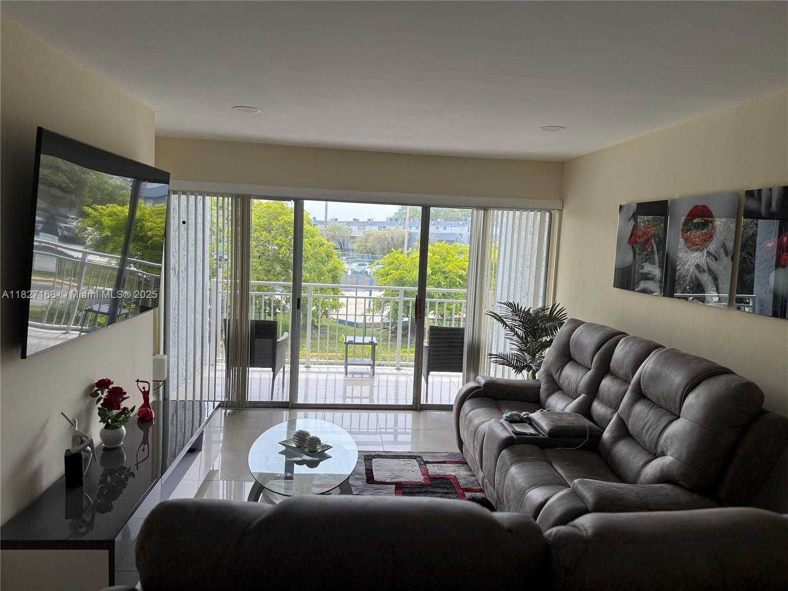Small Image of 9365 FONTAINEBLEAU, Miami Number 8