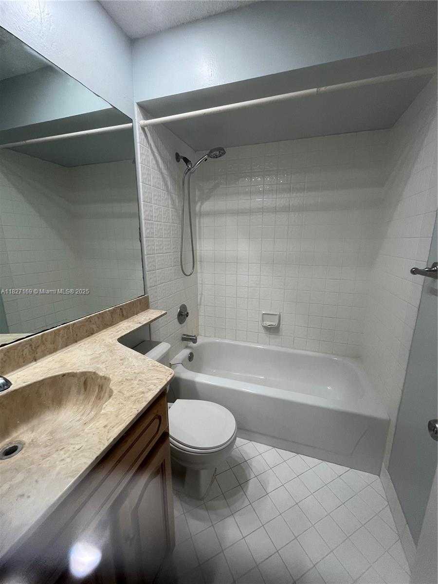 Small Image of 6298 NORTH WEST 170TH LN, Hialeah Number 12