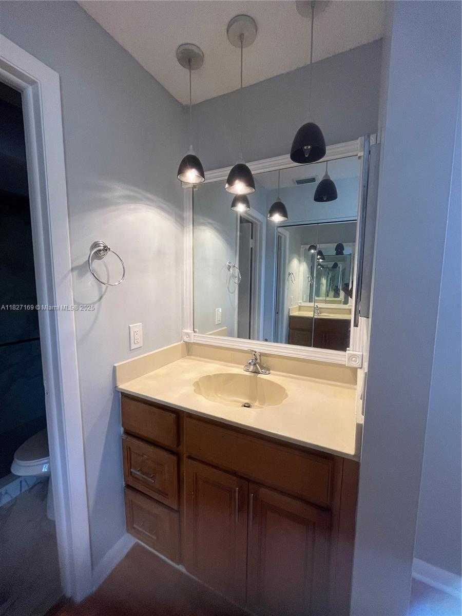 Small Image of 6298 NORTH WEST 170TH LN, Hialeah Number 14