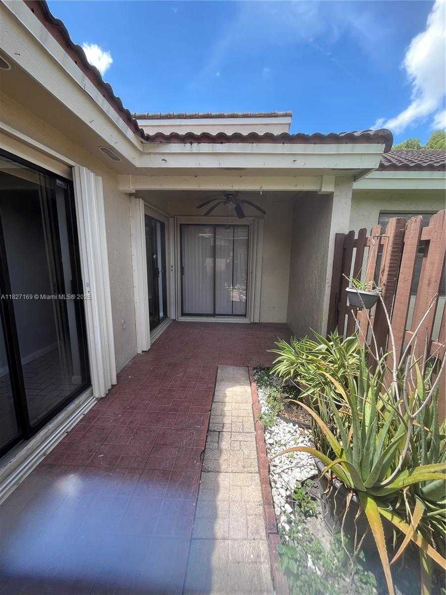 Small Image of 6298 NORTH WEST 170TH LN, Hialeah Number 19