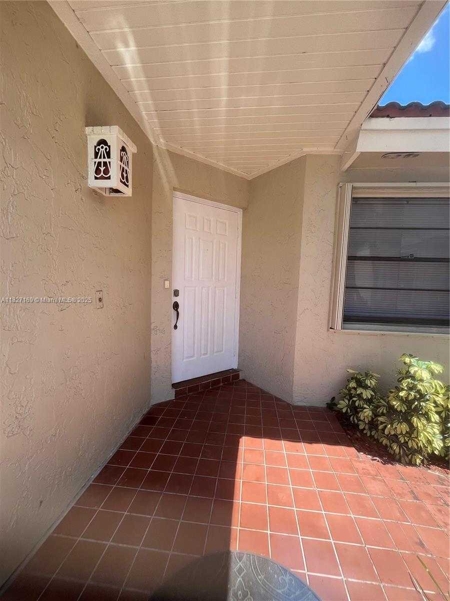 Small Image of 6298 NORTH WEST 170TH LN, Hialeah Number 3