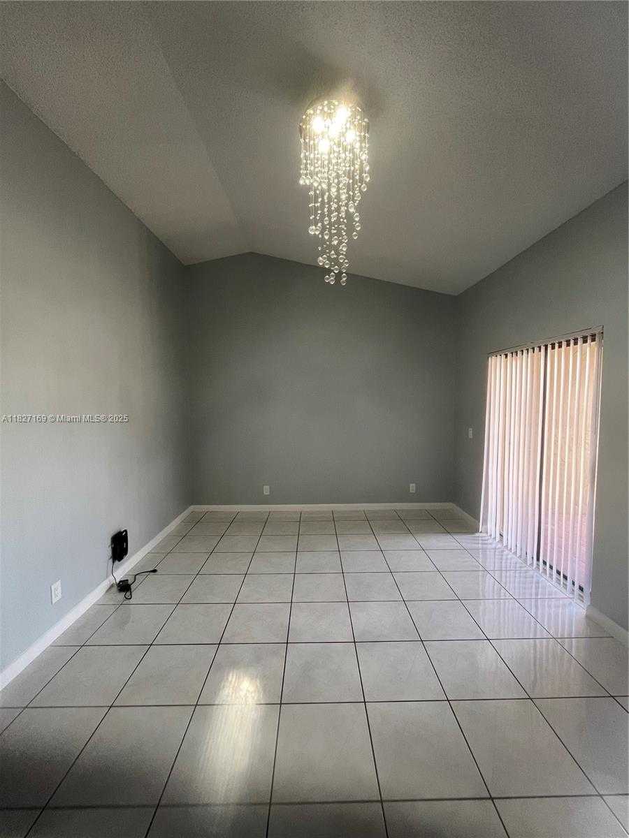 Small Image of 6298 NORTH WEST 170TH LN, Hialeah Number 5
