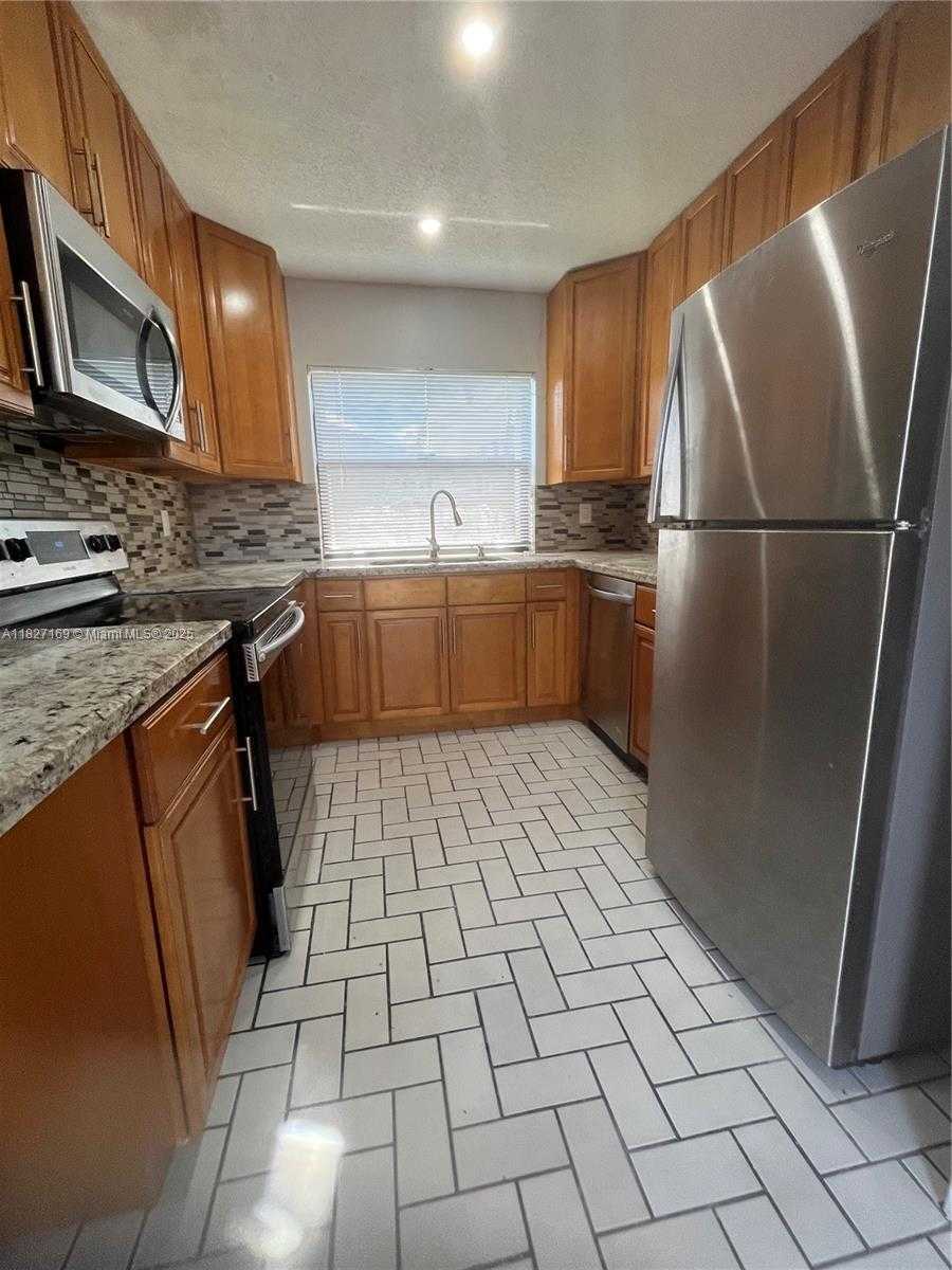 Small Image of 6298 NORTH WEST 170TH LN, Hialeah Number 7