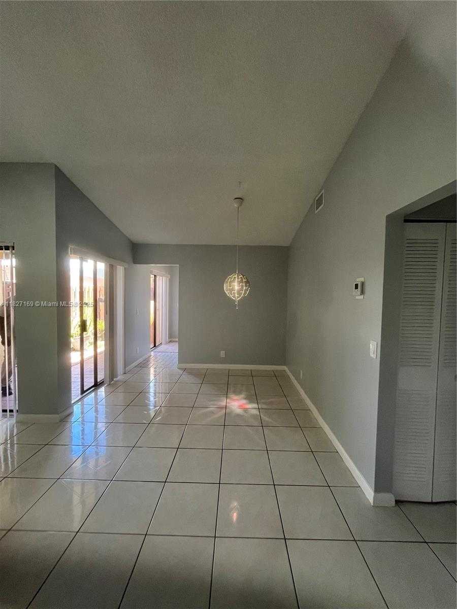 Small Image of 6298 NORTH WEST 170TH LN, Hialeah Number 9