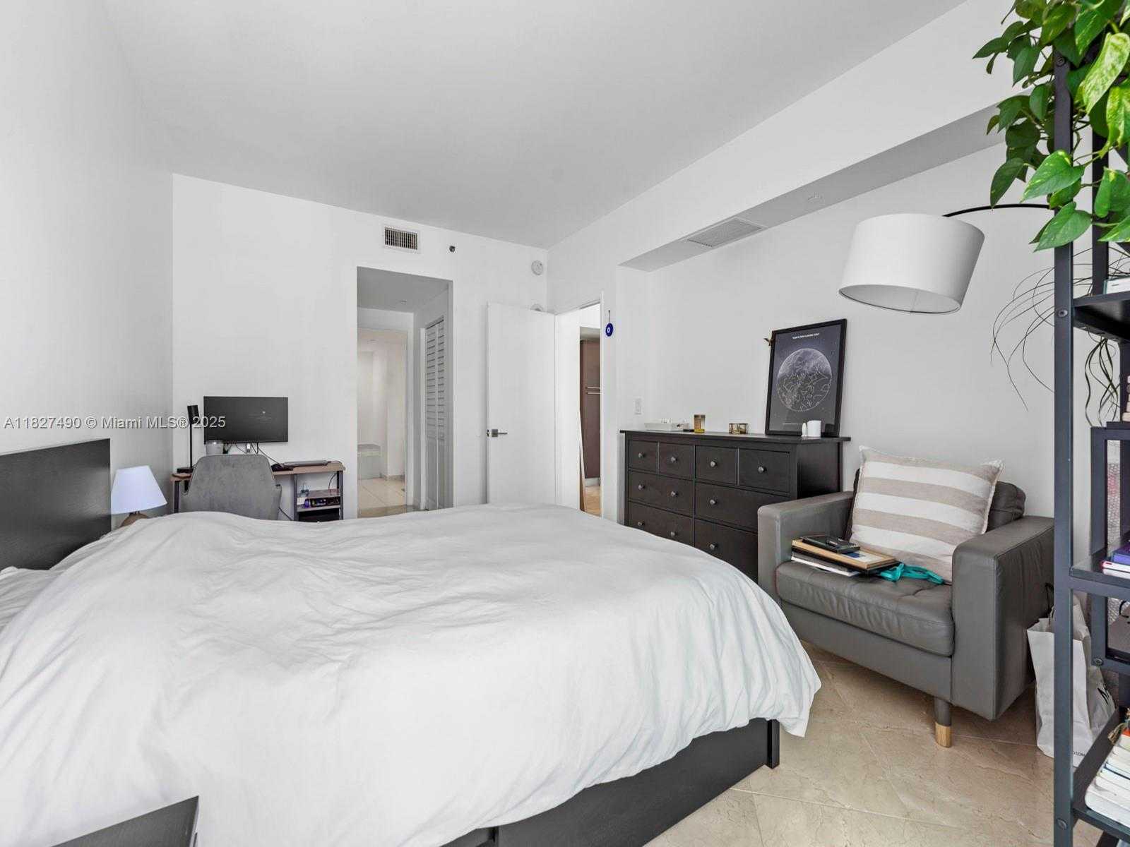 Small Image of 950 BRICKELL BAY DR #1807, Miami Number 10