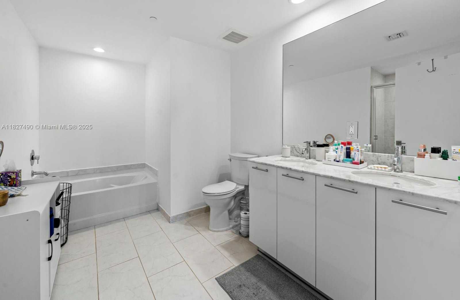 Small Image of 950 BRICKELL BAY DR #1807, Miami Number 12