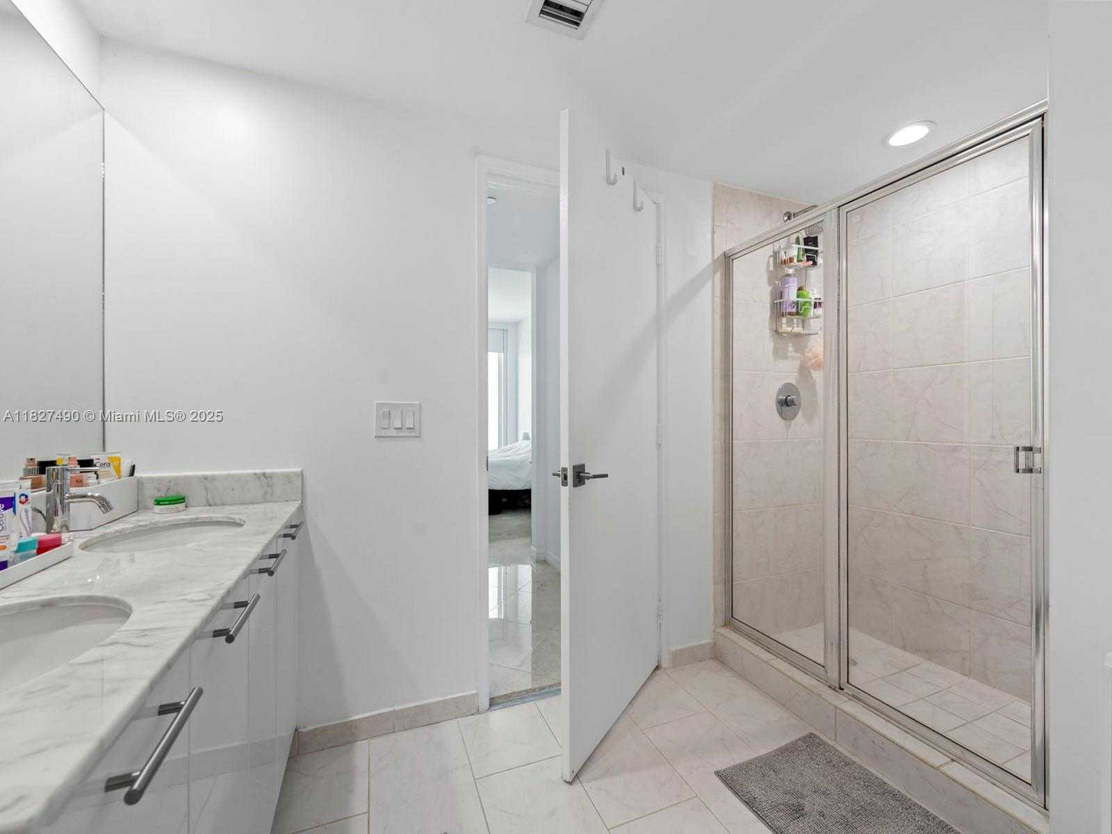 Small Image of 950 BRICKELL BAY DR #1807, Miami Number 13
