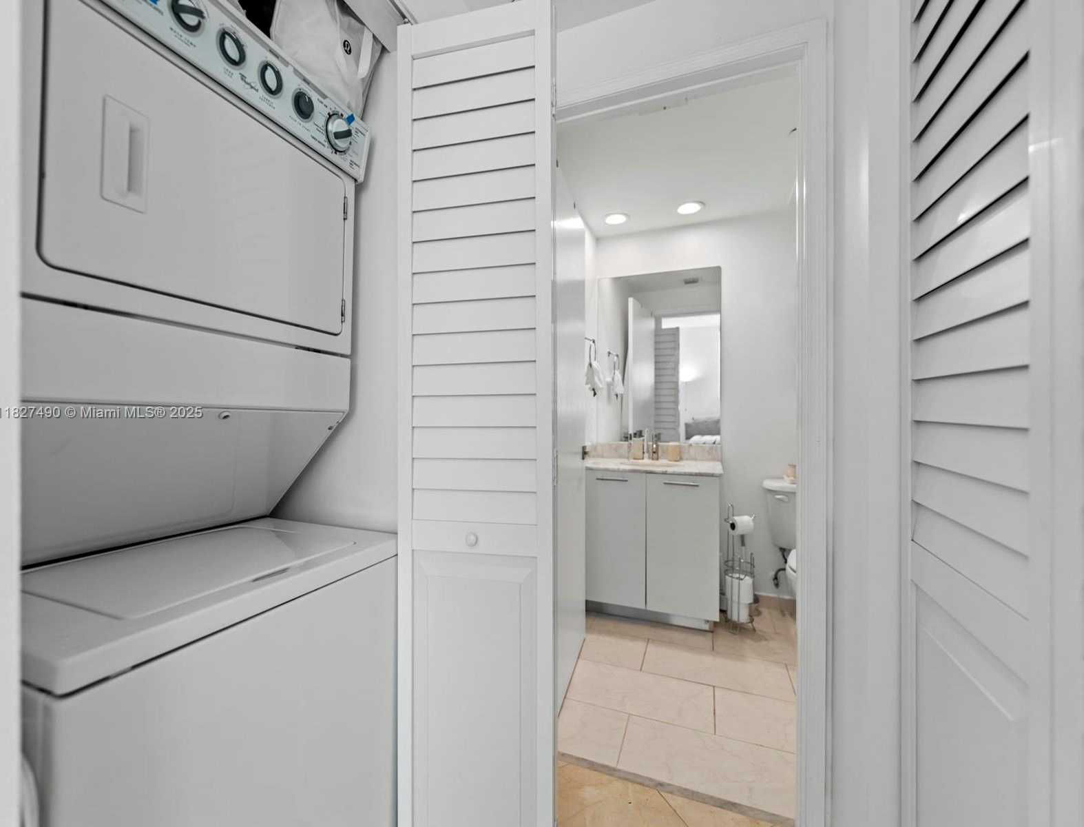 Small Image of 950 BRICKELL BAY DR #1807, Miami Number 17