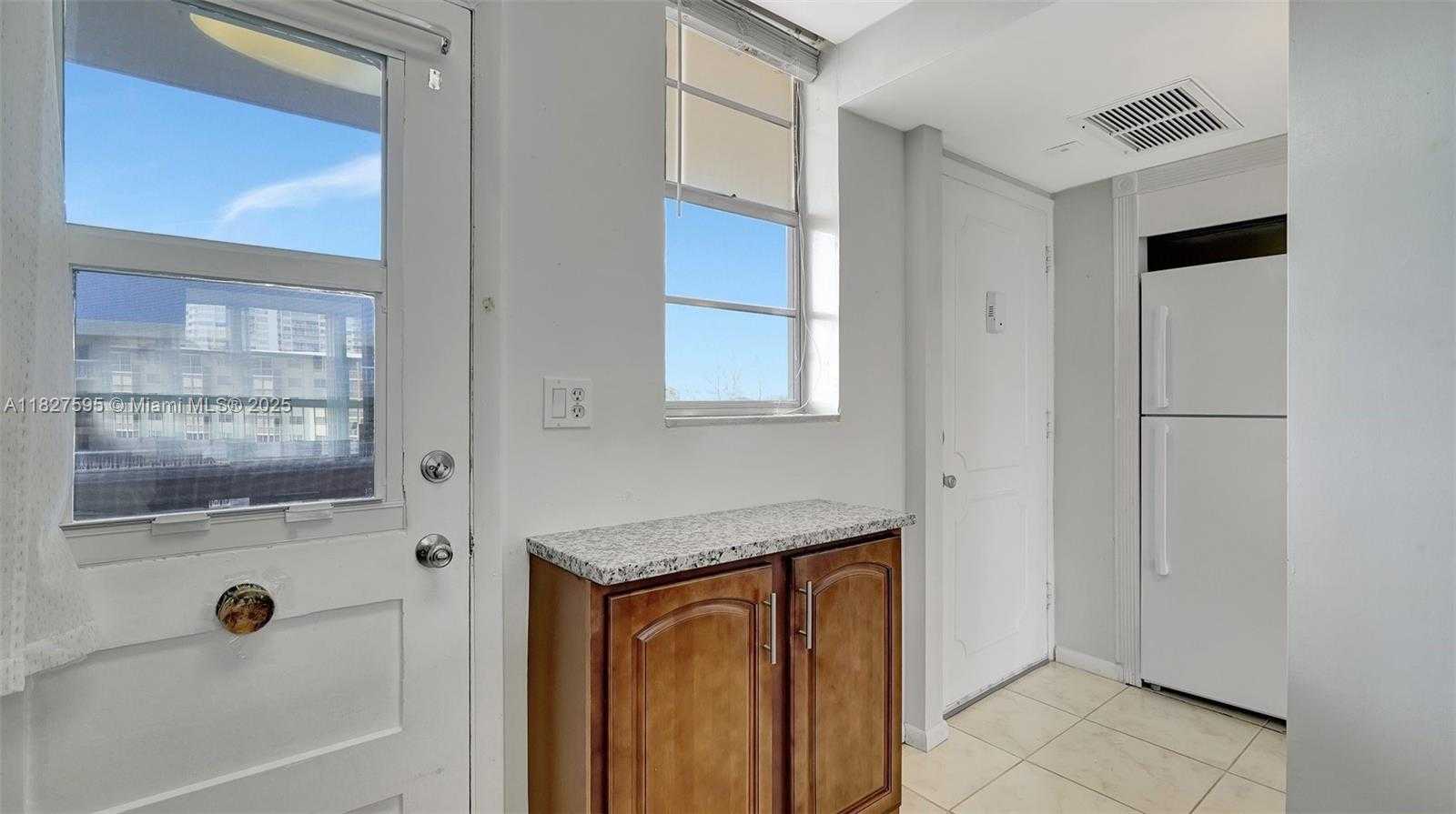 Small Image of 2905 POINT EAST DR #L514, Aventura Number 13