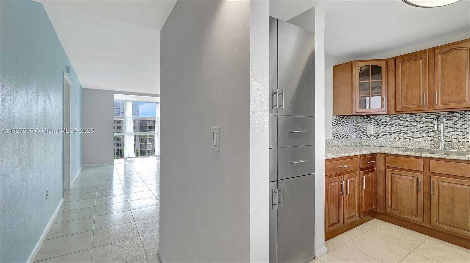 Small Image of 2905 POINT EAST DR #L514, Aventura Number 3