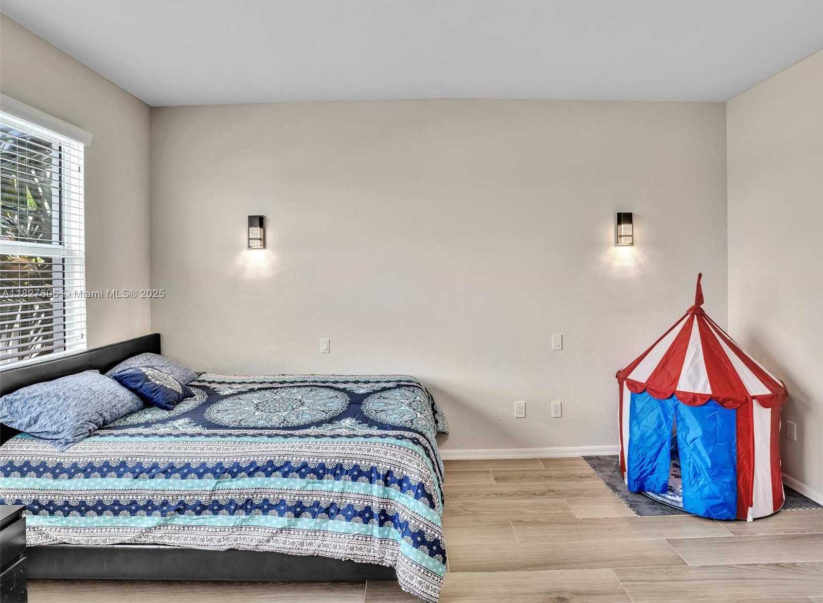 Small Image of 3976 POINCIANA LN, Hollywood Number 14