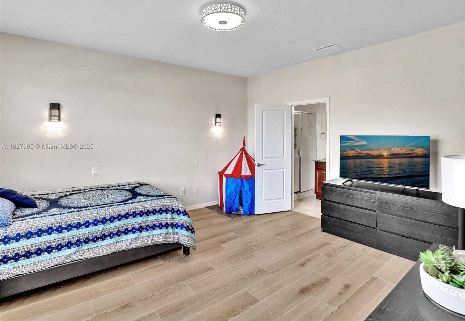Small Image of 3976 POINCIANA LN, Hollywood Number 15