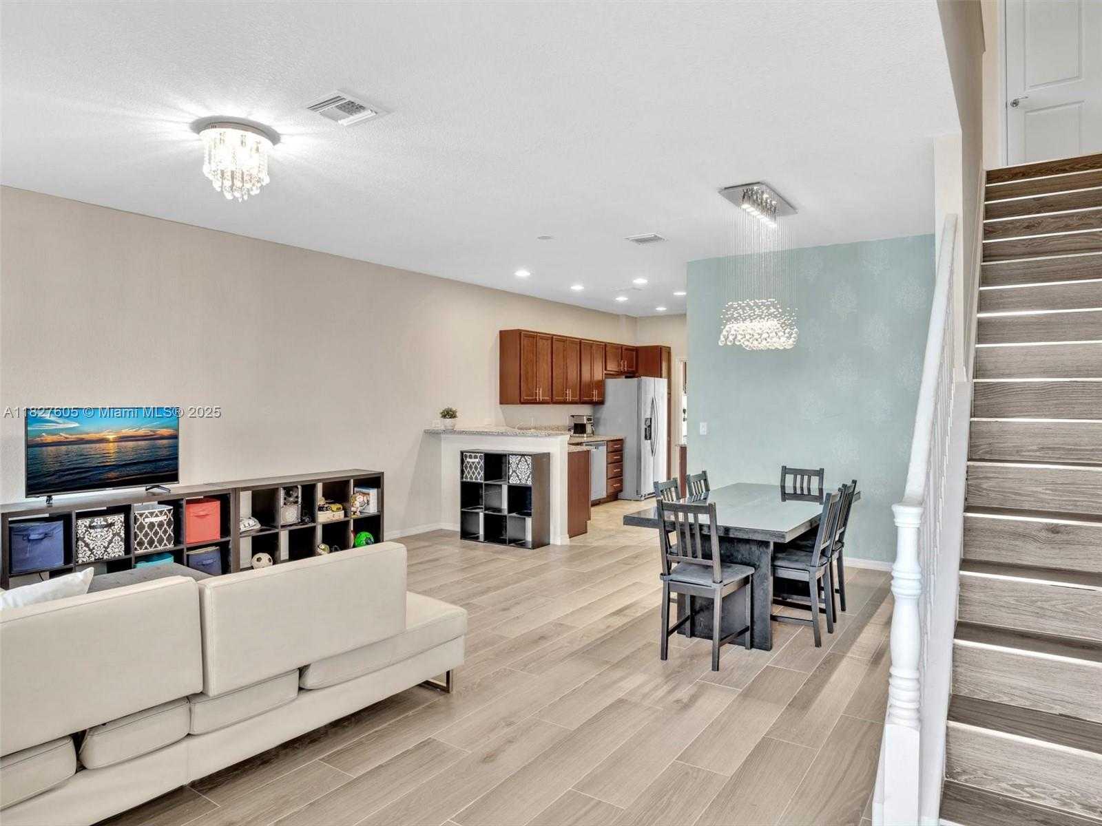 Small Image of 3976 POINCIANA LN, Hollywood Number 3
