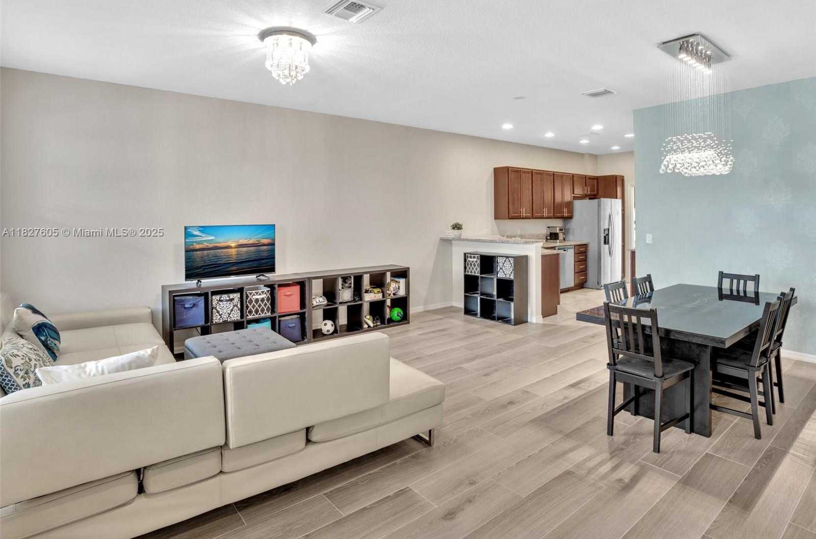 Small Image of 3976 POINCIANA LN, Hollywood Number 4