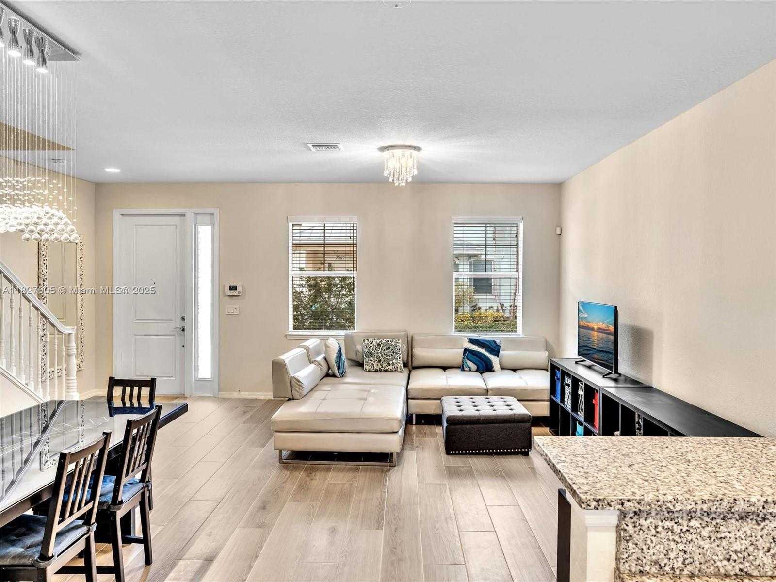Small Image of 3976 POINCIANA LN, Hollywood Number 9