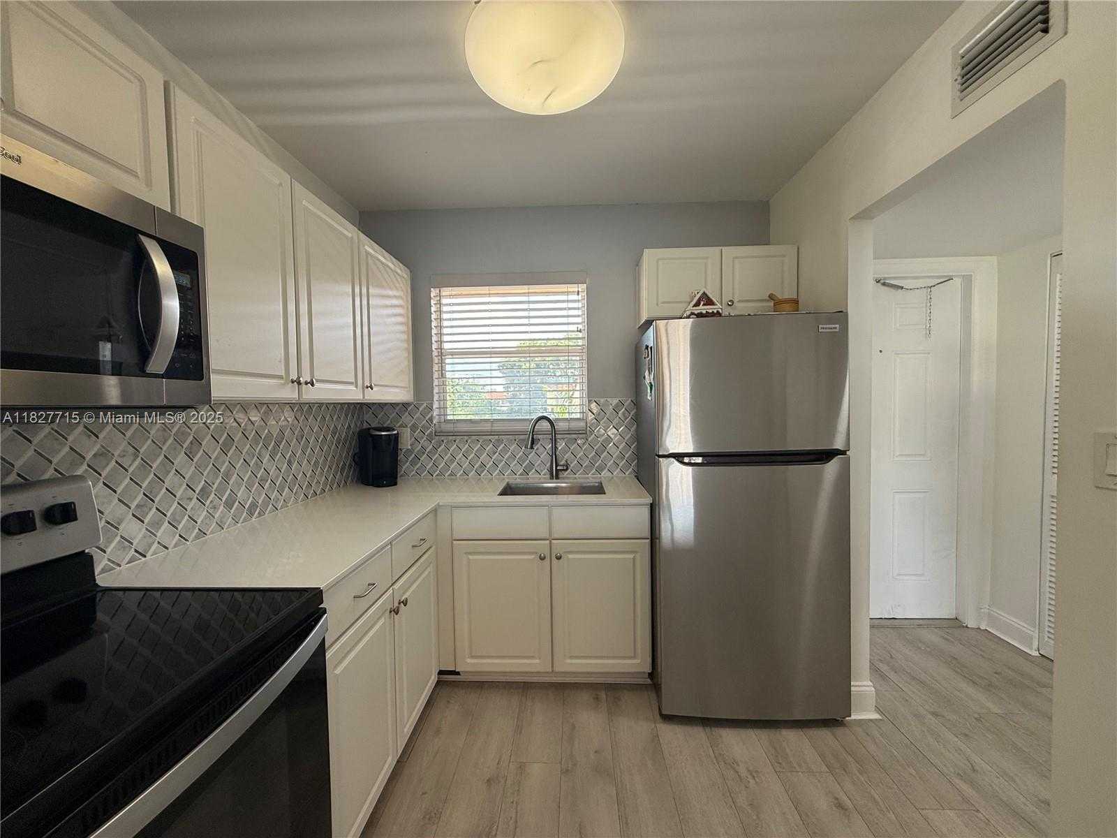 Small Image of 8880 SUNRISE LAKES BLVD #307, Sunrise Number 2