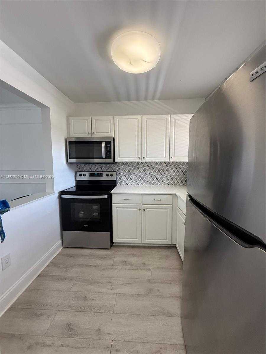 Small Image of 8880 SUNRISE LAKES BLVD #307, Sunrise Number 3