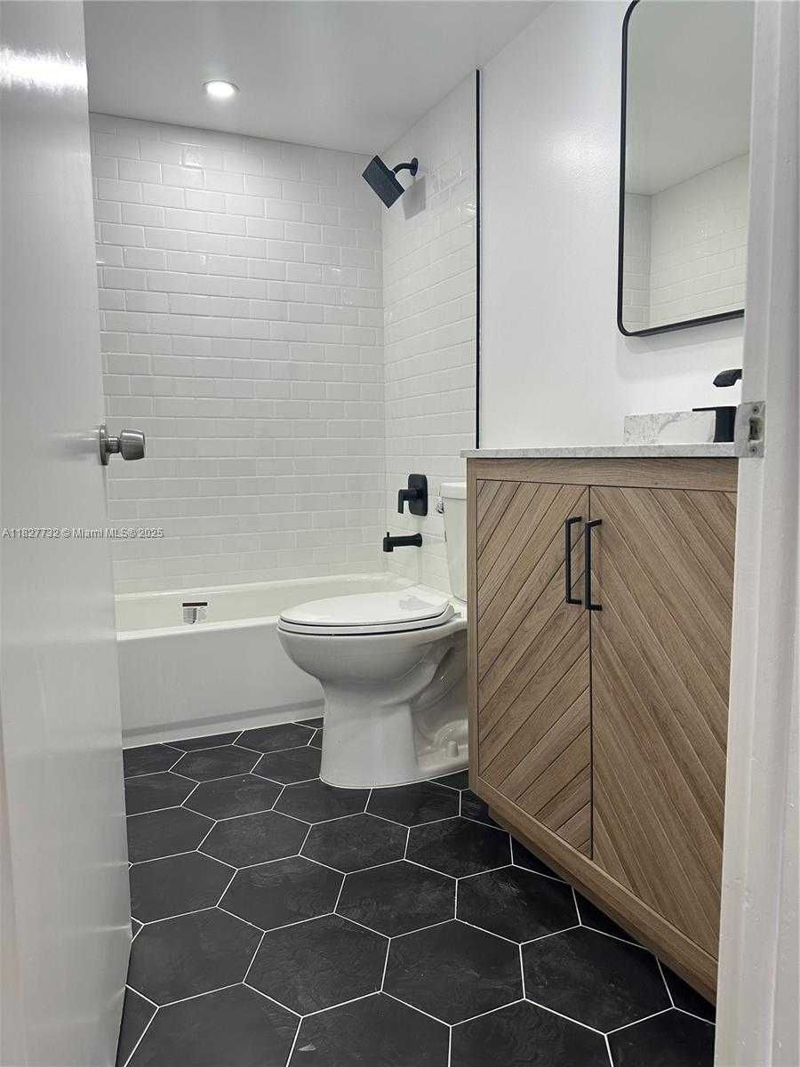 Small Image of 8100 GENEVA CT #142, Doral Number 10