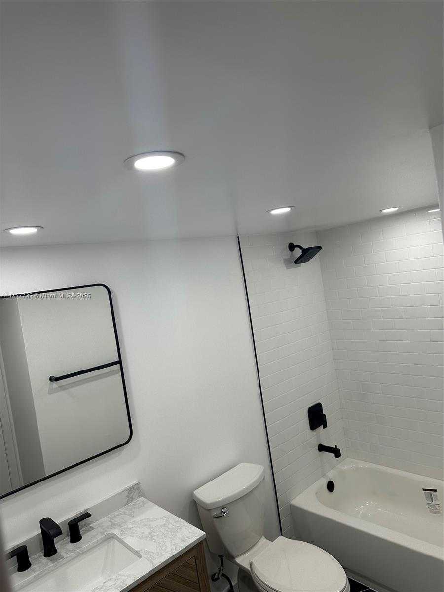 Small Image of 8100 GENEVA CT #142, Doral Number 6