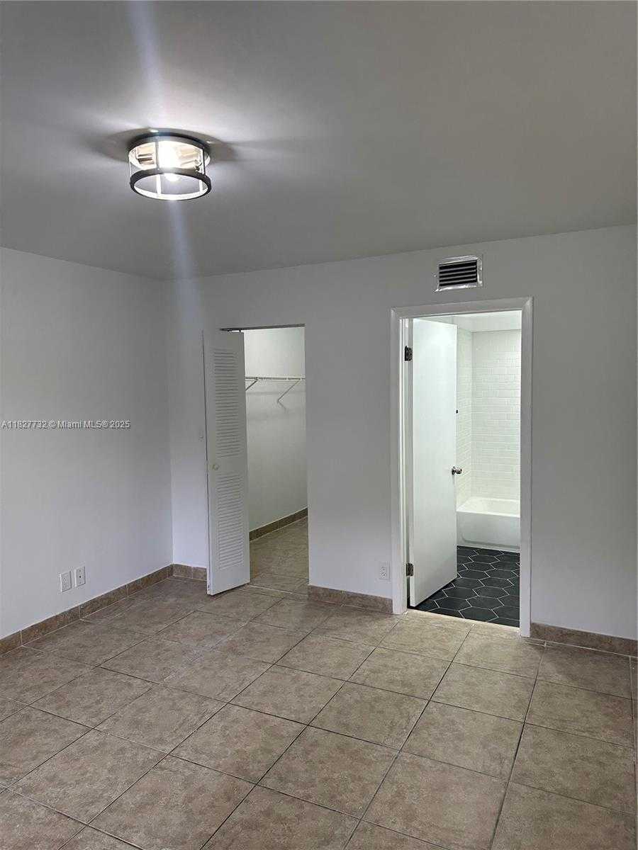 Small Image of 8100 GENEVA CT #142, Doral Number 7
