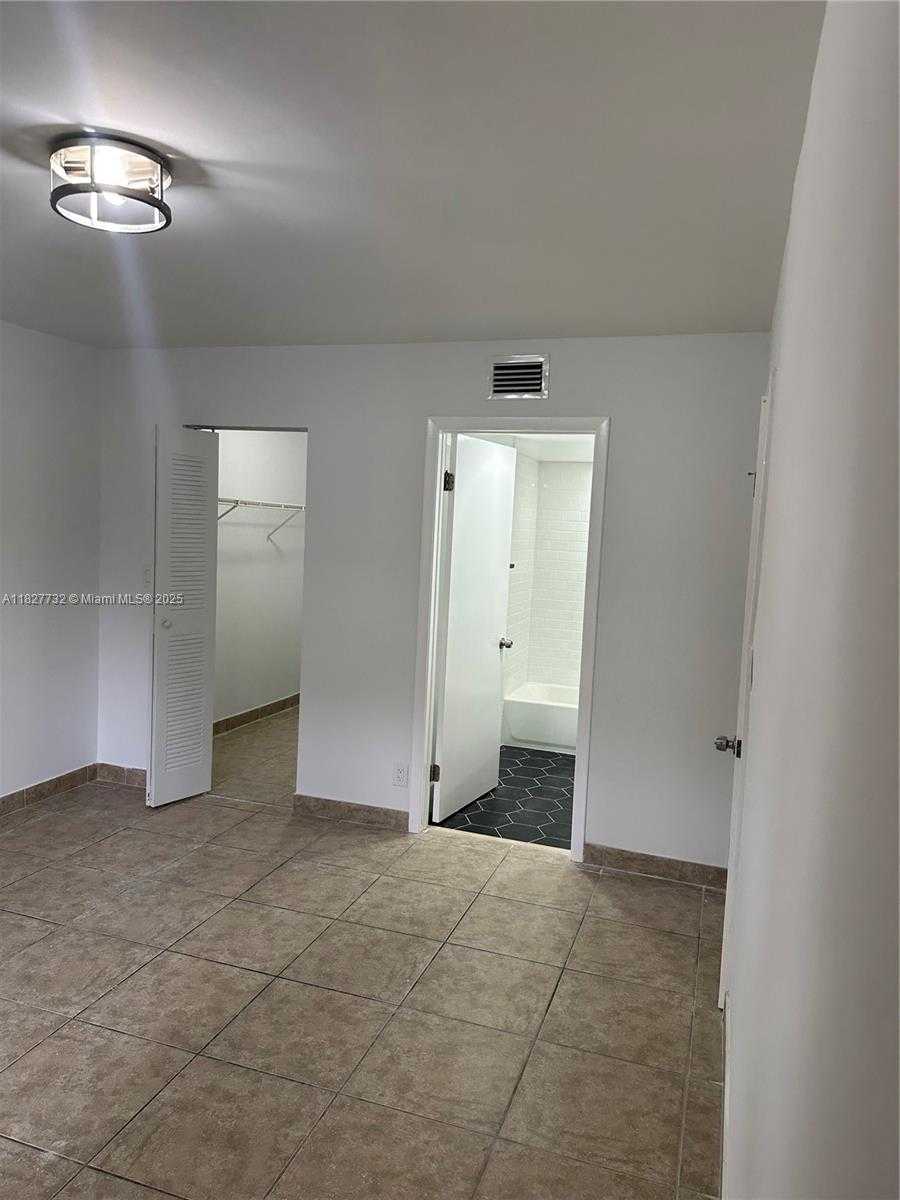 Small Image of 8100 GENEVA CT #142, Doral Number 8