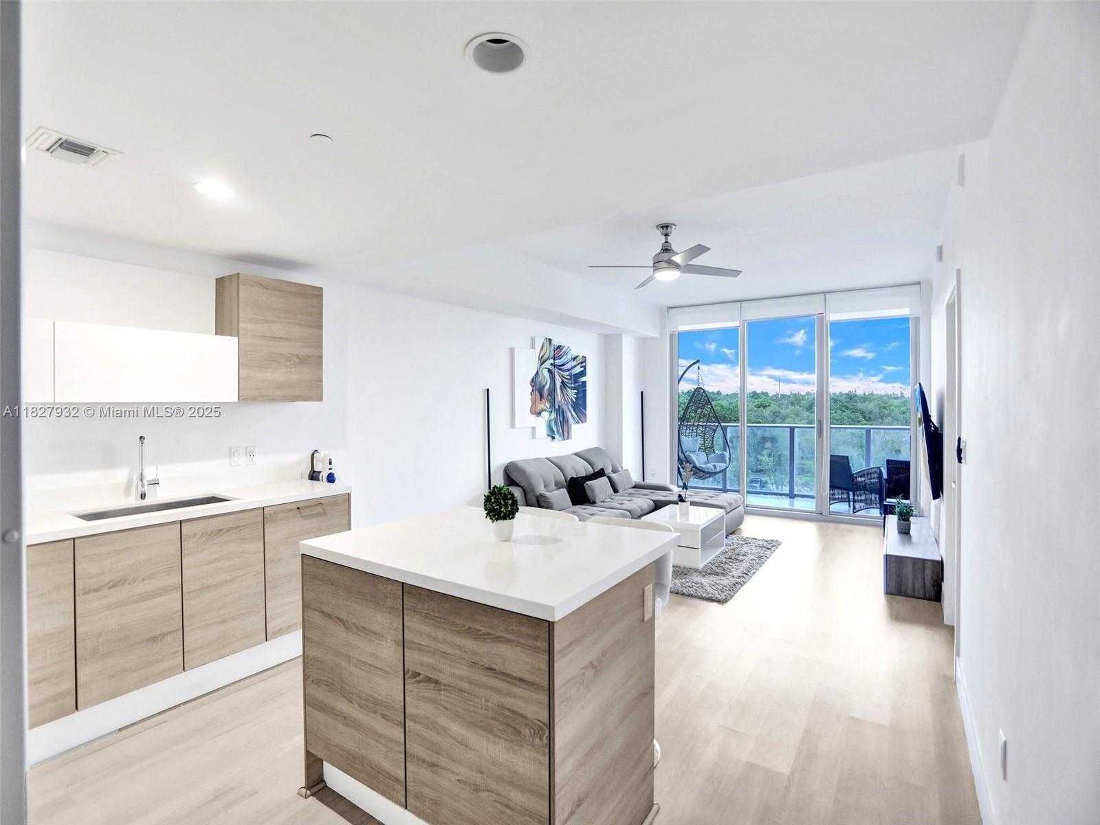 Small Image of 16385 BISCAYNE BLVD #403, North Miami Beach Number 3